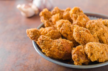 Kızarmış tavuk kanadı.