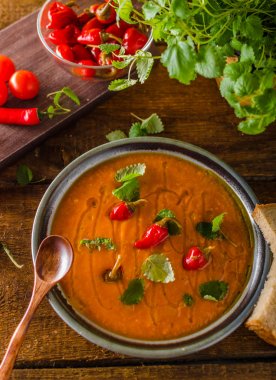 Ekmek ve biber ile lezzetli domates çorbası