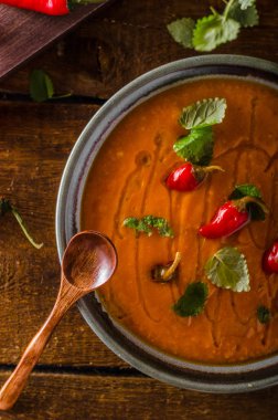 Ekmek ve biber ile lezzetli domates çorbası