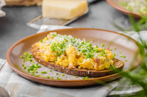 Huevos revueltos con queso —  Fotos de Stock