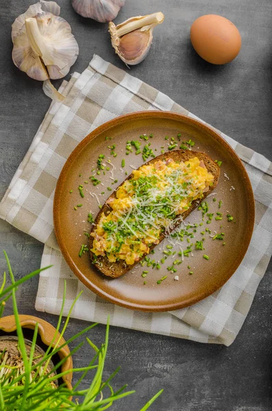 Scrambled eggs with cheese — Stock Photo, Image