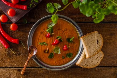 Ekmek ve biber ile lezzetli domates çorbası