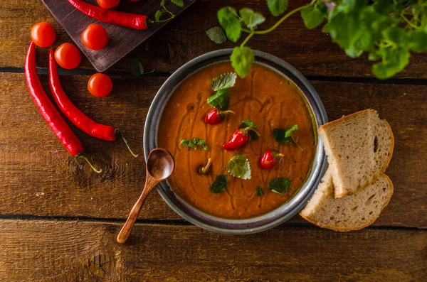 Delikate Tomatensuppe mit Brot und Chili — Stockfoto