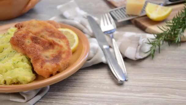 Schnitzel con purè di patate — Video Stock