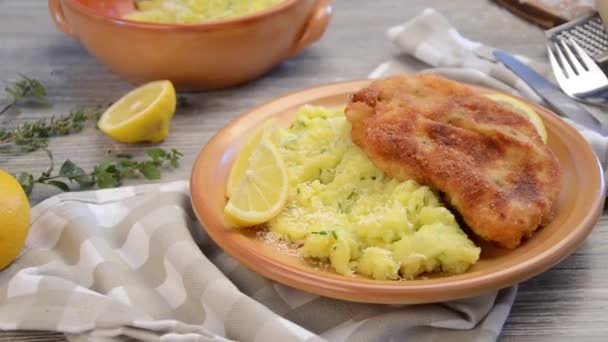 Schnitzel com purê de batata — Vídeo de Stock