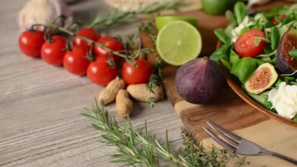 Salada de alface de cordeiro com figos — Vídeo de Stock