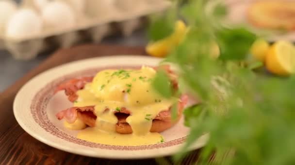 Egg benedict with bacon — Stock Video