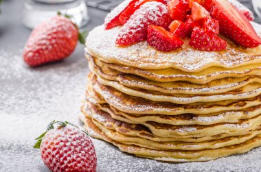 Amerikan krep çilek ile