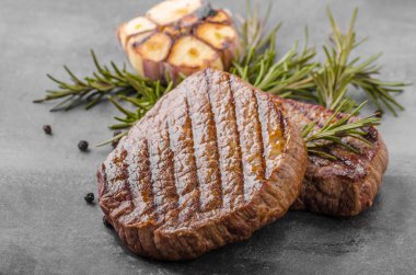 Sarımsak, biber ve otlar ile biftek