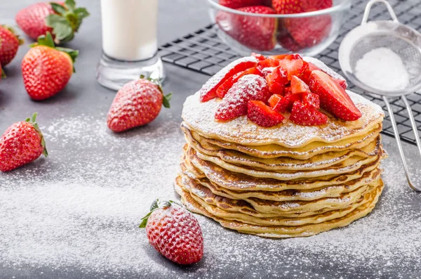 Amerikanische Pfannkuchen mit Erdbeeren — Stockfoto