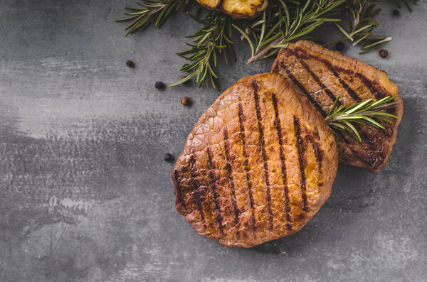 Steak with garlic, pepper and herbs