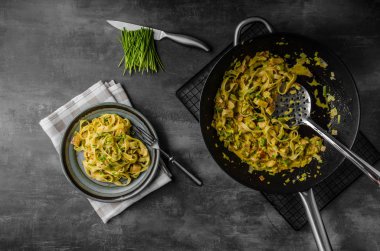 Kremalı makarna tavuk ile