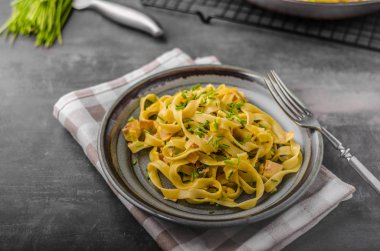 Kremalı makarna tavuk ile