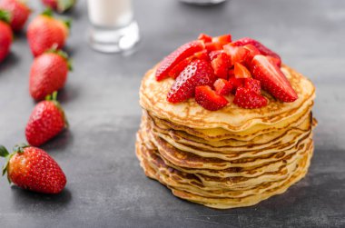 Amerikan krep çilek ile