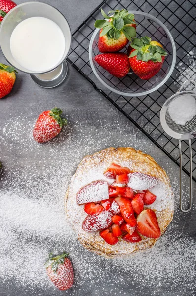 Frittelle americane con fragole — Foto Stock