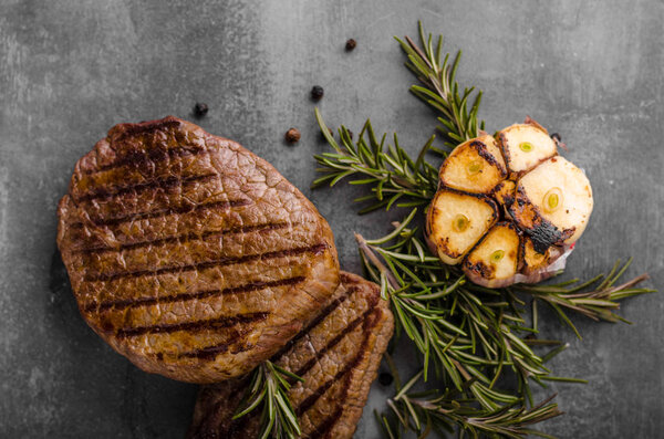 Steak with garlic, pepper and herbs