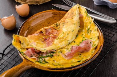 Jambon ve yumurta omlet