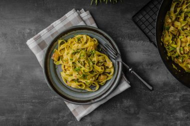 Kremalı makarna tavuk ile