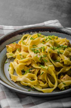 Kremalı makarna tavuk ile