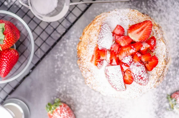 Amerikanische Pfannkuchen mit Erdbeeren — Stockfoto