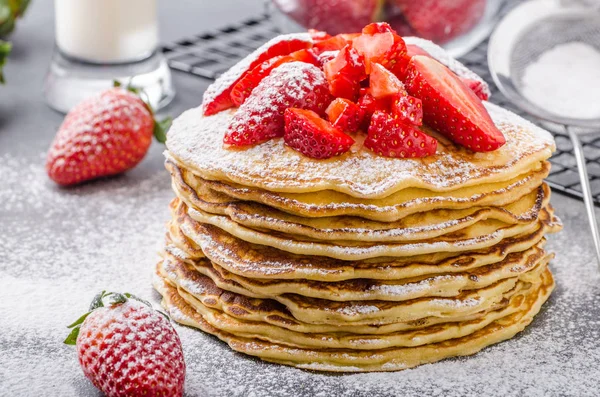 Panquecas americanas com morangos — Fotografia de Stock