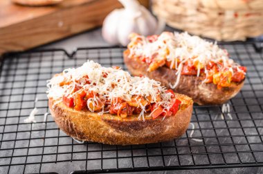 Şeytan tost sebze tavuk peynir