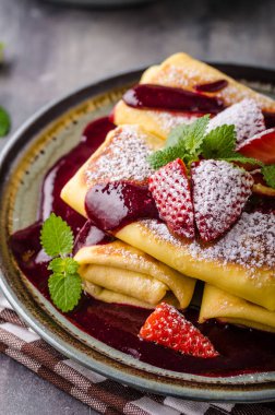 Çilek ile doldurulmuş krep