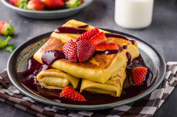 Crêpes farcies aux fraises — Photo