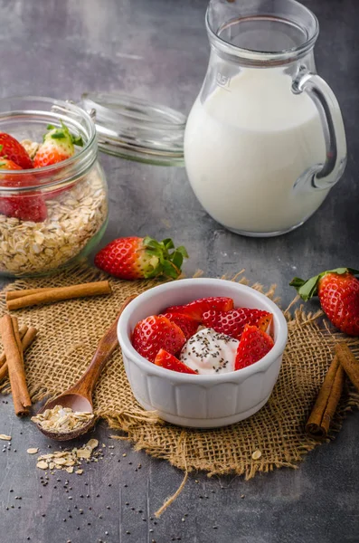 Granola fresca con yogurt biologico — Foto Stock