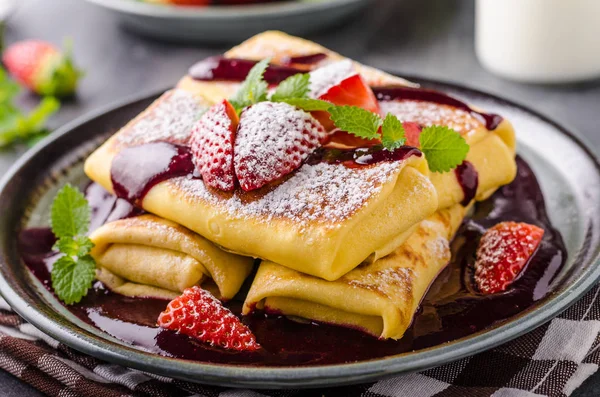 Gevulde pannenkoeken met aardbeien — Stockfoto