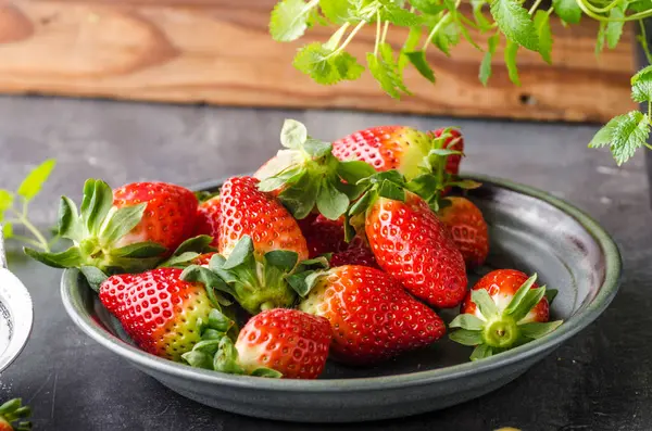 Fulle pannekaker med jordbær – stockfoto