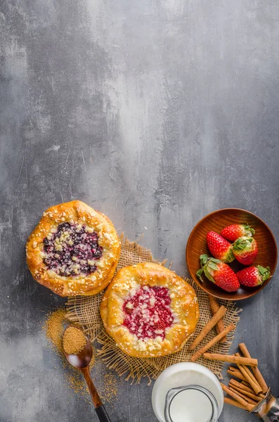 Подрібнити міні пиріг з ягодами — стокове фото