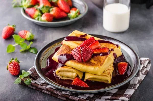 Panqueques rellenos con fresas — Foto de Stock