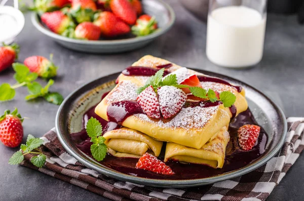 Fyllda pannkakor med jordgubbar — Stockfoto