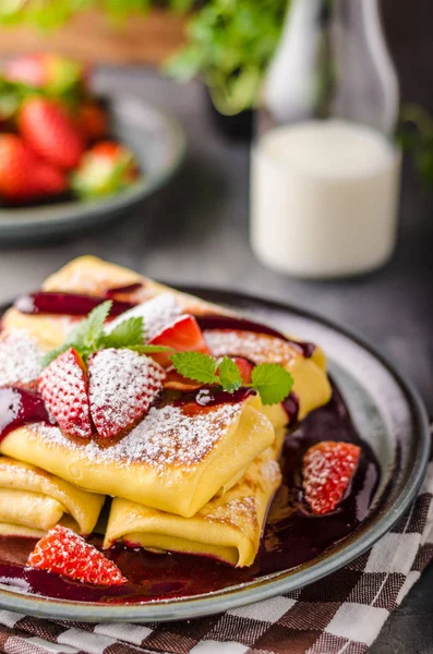 Filled pancakes with strawberries — Stock Photo, Image