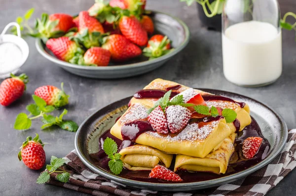 Gefüllte Pfannkuchen mit Erdbeeren — Stockfoto