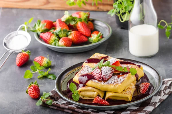 Gevulde pannenkoeken met aardbeien — Stockfoto