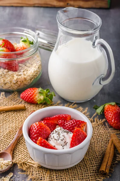 Granola fresca con yogurt biologico — Foto Stock