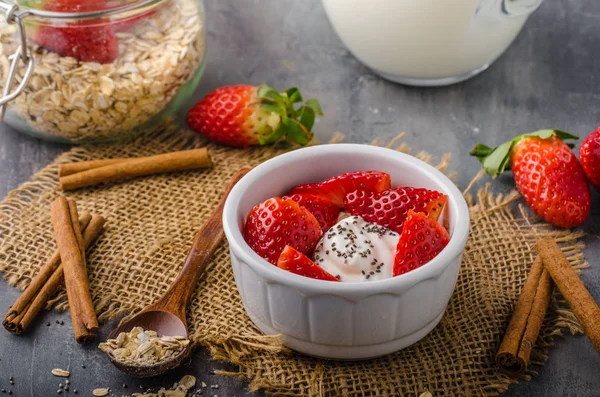 Granola fresca con yogur orgánico — Foto de Stock