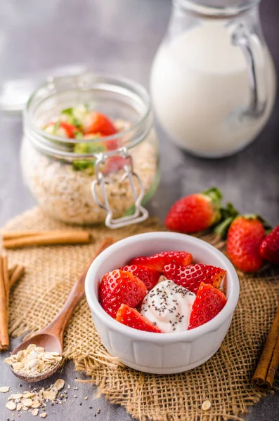 Granola fresca con yogurt biologico — Foto Stock