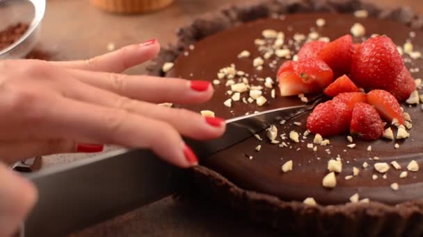 Deliziosa torta al caramello al cioccolato, filmati di brodo — Video Stock