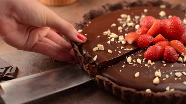 Deliciosa tarta de caramelo de chocolate, material de archivo — Vídeos de Stock