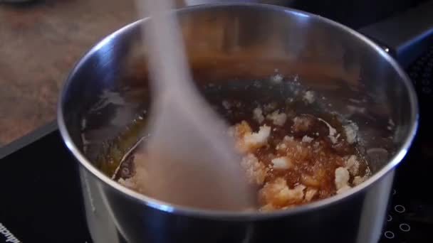 Cómo hacer caramelo cremoso, material de archivo de vídeo — Vídeo de stock