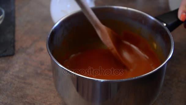 Chaîne vidéo fond de chocolat fondu, dans un bol — Video