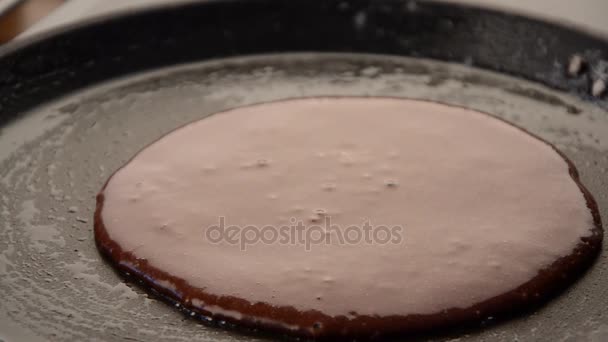 Heerlijke chocolade pannenkoeken met bessen, hoe te maken — Stockvideo