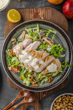 Izgara tavuk Waldorf salatası