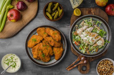 Ekmekli özgün şnitzel waldorf salatası ile