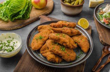 Ekmekli özgün şnitzel waldorf salatası ile