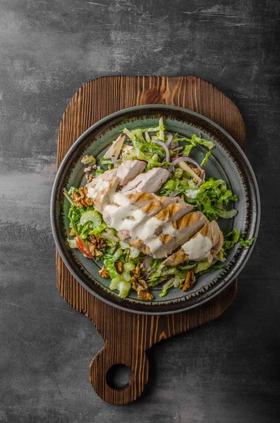 Waldorf salade met gegrilde kip — Stockfoto
