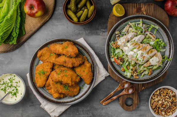 Gepaneerde oorspronkelijke schnitzel met Waldorfsalade — Stockfoto